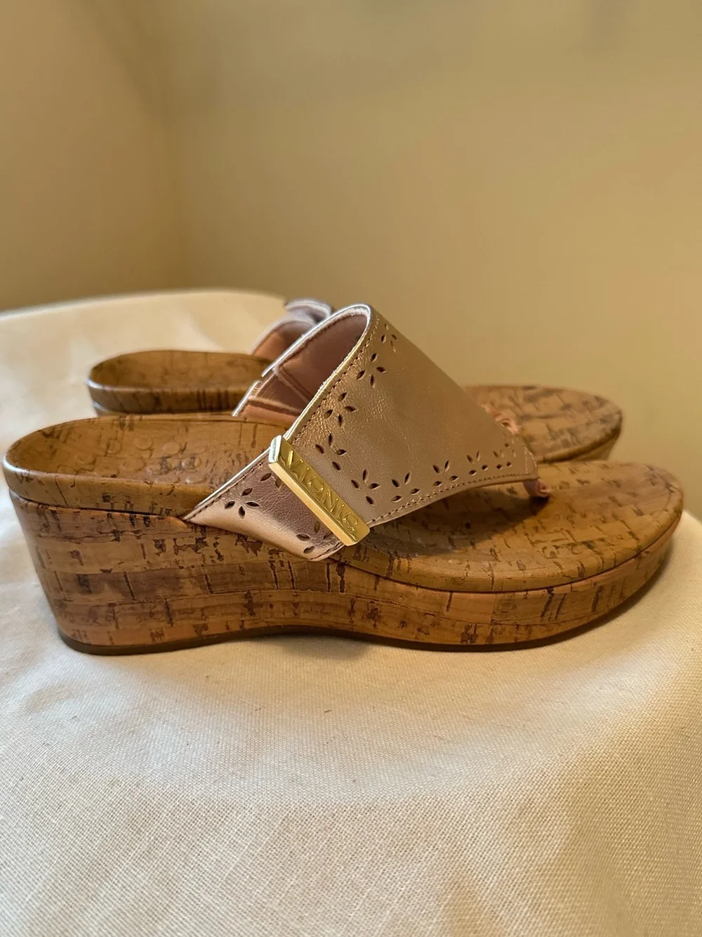 Vionic Anitra Rose Gold Metallic Platform Wedge Thong Cork Sandals US 6 Orthotic
